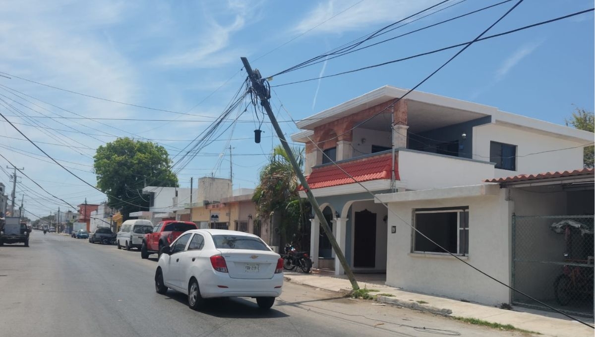 Tráiler tira cables y casi derriba poste en la colonia Vicente Guerrero de Progreso