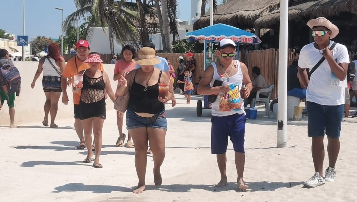 Bañistas abarrotan la playa de Progreso este primer domingo de mayo