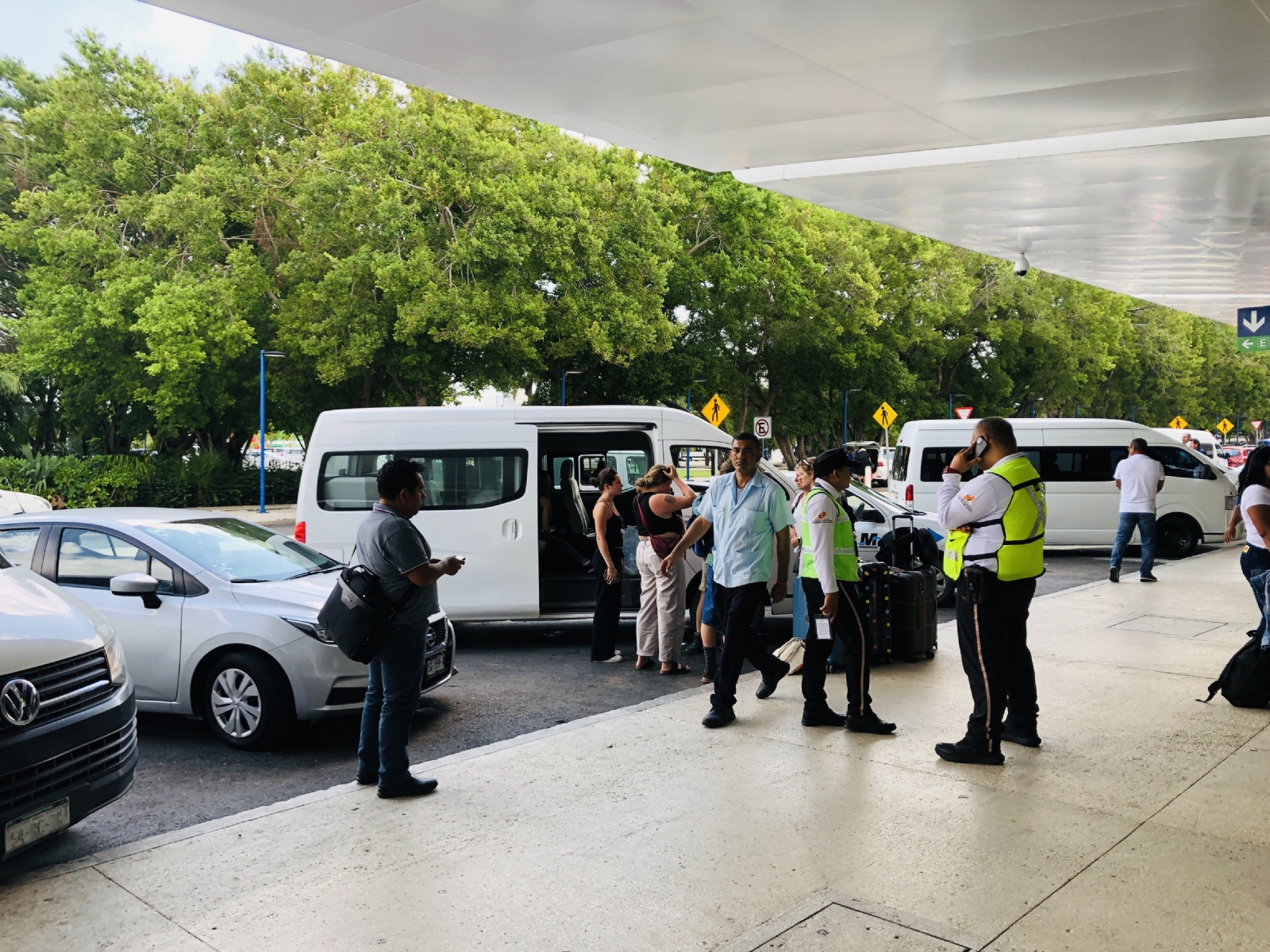 Transportistas del aeropuerto de Cancún intentan cobrarle 6 mp a un turista por llevarlo a su hotel