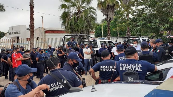 Policías de José María Morelos protestan con paro de labores