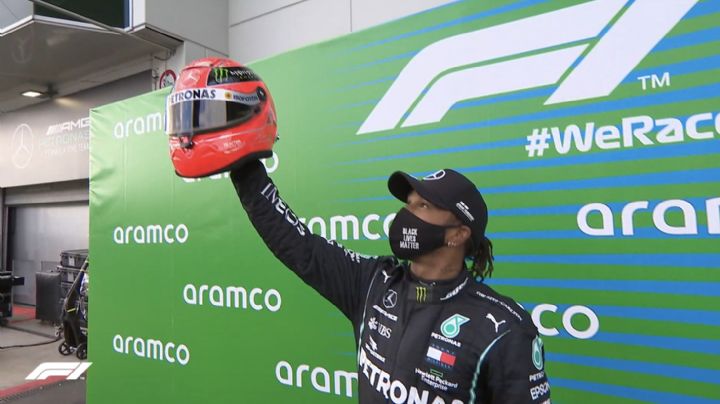 Lewis Hamilton recibió el casco de Schumacher de manos de su hijo Mick