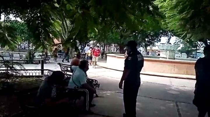 Policías desalojan a ciudadanos del parque de San juan en Mérida