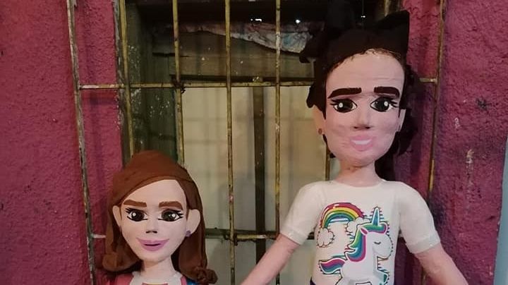 Lanzan piñatas de niñas que protagonizaron pleito viral