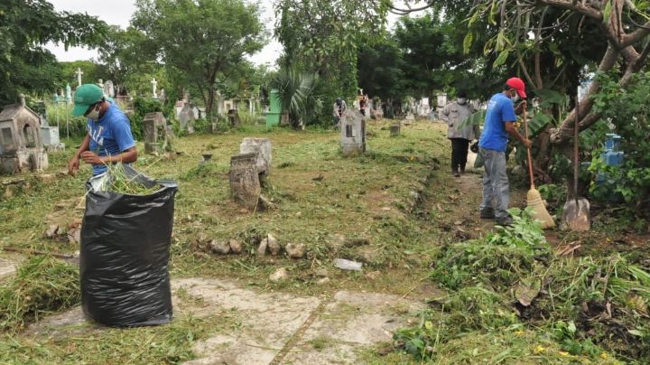 Cementerio en Mérida es preparado para festejo del Día de Muertos