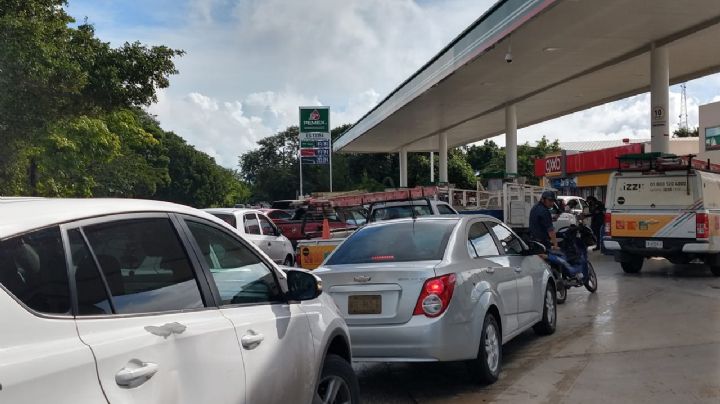 Reportan largas filas en gasolineras ante la llegada de Delta en Cancún
