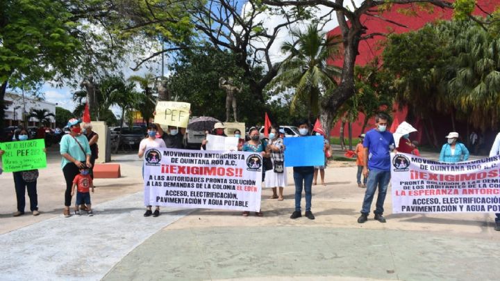 Campesinos protestan con 'cadena humana' en Quintana Roo