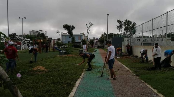 Vecinos limpian y reforestan un parque en Playa del Carmen