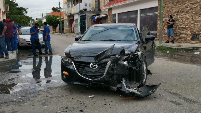 Por ver su teléfono, choca su auto de lujo contra una camioneta en Ciudad del Carmen