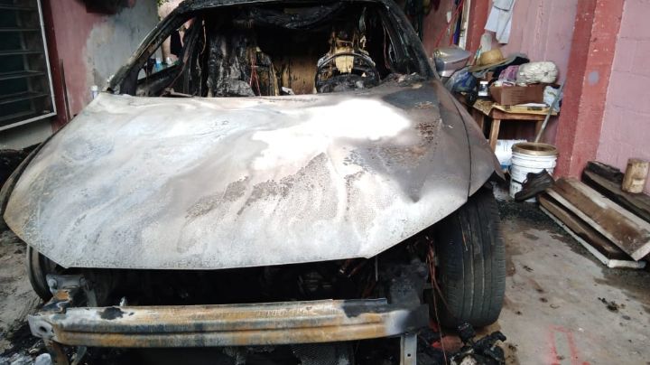 Se quema automóvil al interior de una casa en el centro de Mérida