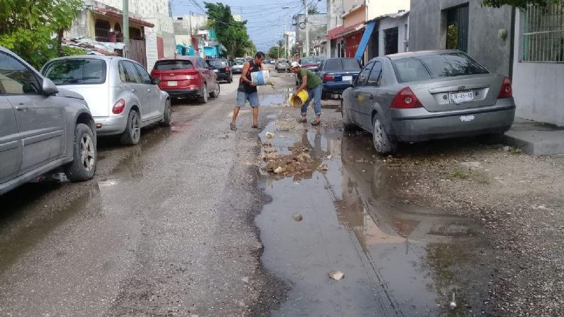 Vecinos de la colonia Ortiz Ávila realizan bacheo en Ciudad del Carmen