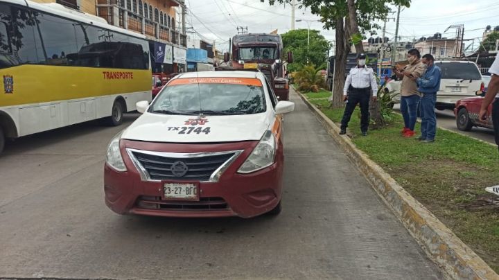 Conductor de empresa de telefonía choca por detrás a un taxi en Ciudad del Carmen