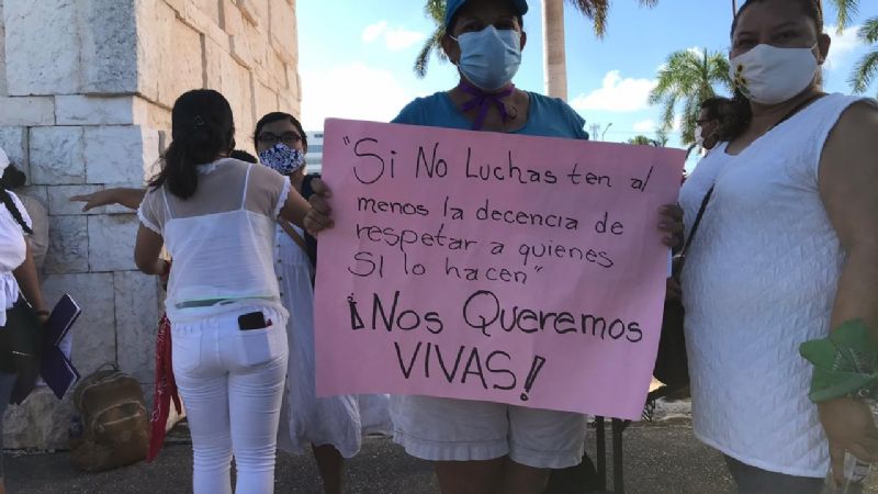 Mujeres marchan por la paz y contra los feminicidios en Cancún