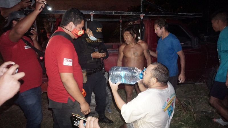 Rescatan a 13 pescadores frente al malecón de Campeche