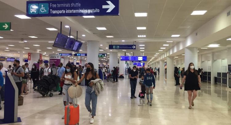 Detienen a un pasajero por agredir sexualmente a la tripulación del vuelo Madrid-Cancún
