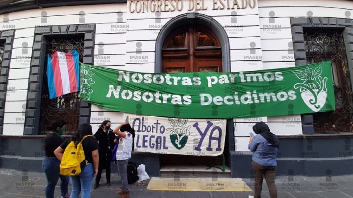 Presidenta municipal de Puebla recibe pliego petitorio de feministas que tomaron el Congreso