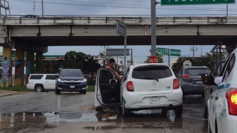 Conductor en aparente estado de ebriedad se impacta contra camellón en Quintana Roo