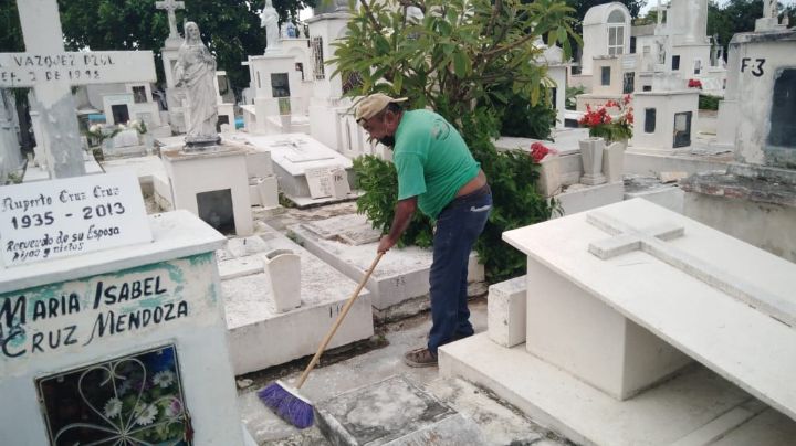 Visitantes molestos por cierre de cementerio en Progreso