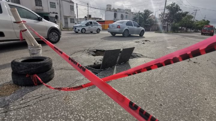Boquete en la avenida Kabah pone en peligro a automovilistas en Cancún