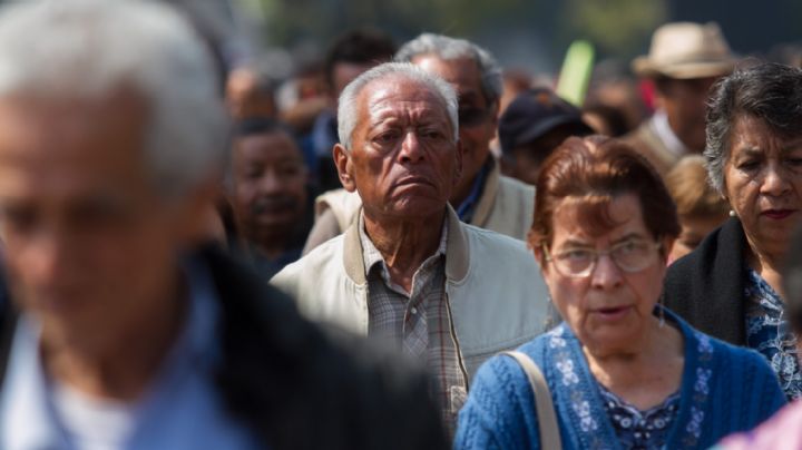 Abuelitos de Escárcega batallan para cobrar la pensión de Bienestar