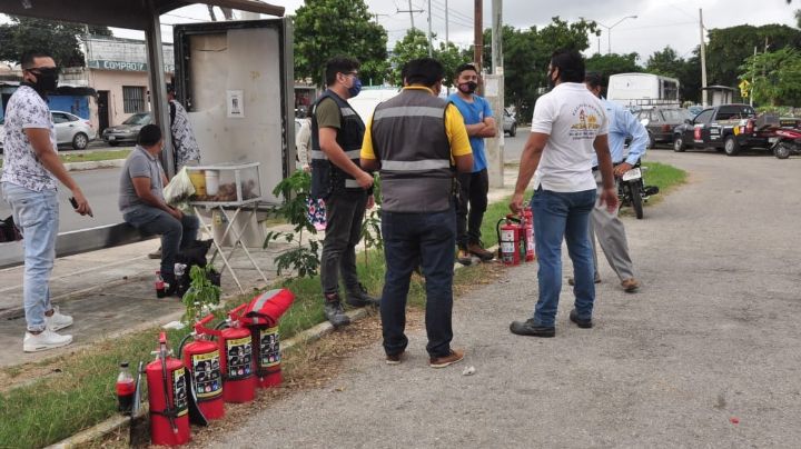 Comerciantes se preparan para la venta de pirotecnia en Mérida