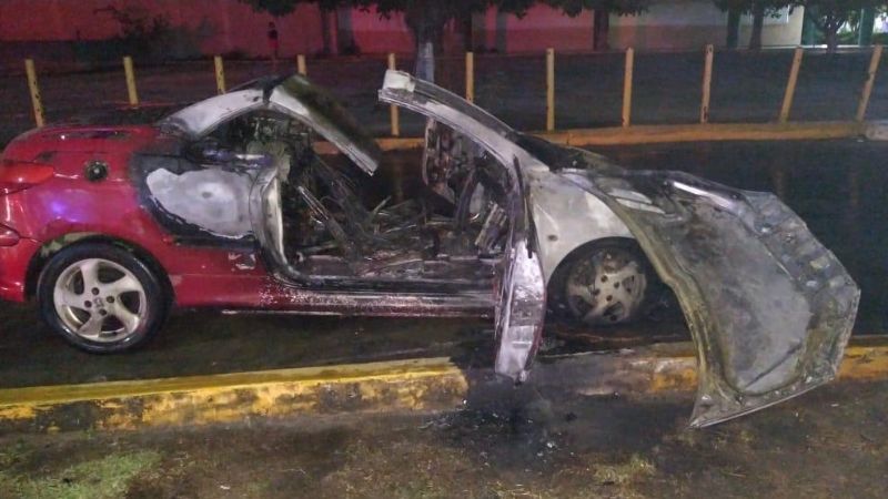 Se quema auto frente a clínica del IMSS en Cancún