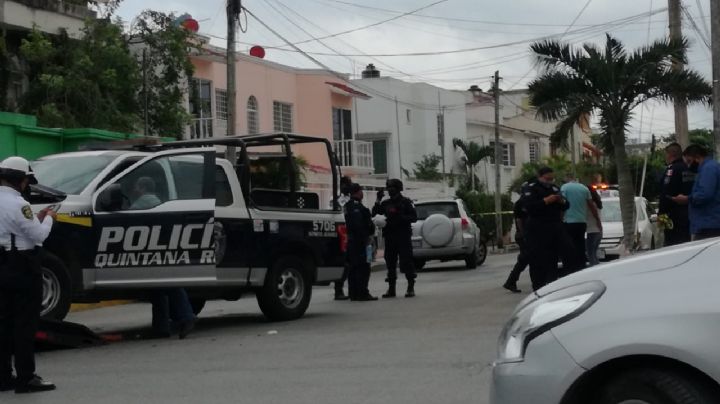 Patrulla choca contra un camión durante persecución en Cancún
