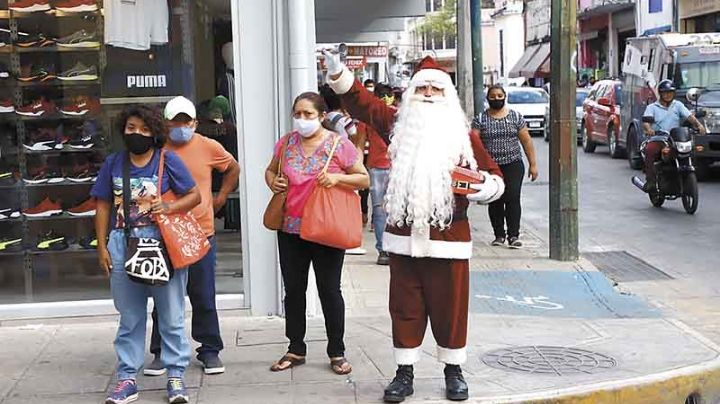 Pese a pandemia Santa Claus lleva alegría a las calles de Mérida