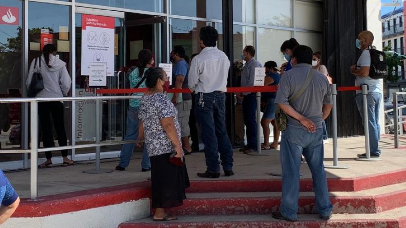 Reportan aglomeración en bancos de Chetumal