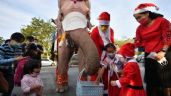 Santa Claus llega  a Tailandia en elefante y regala cubrebocas a niños