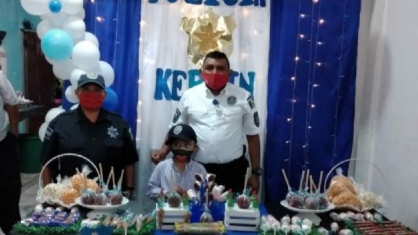 Se cumple sueño de Kevin, niño de Cozumel que deseaba festejar con policías