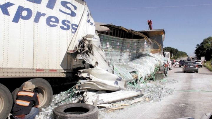 Tráiler destroza carga en volcadura sobre la autopista Campeche-Champotón