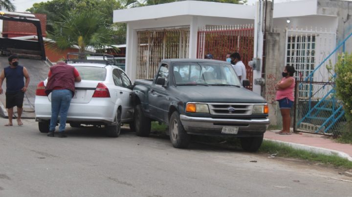 Conductor pierde el control de su auto y choca con otro en Chetumal