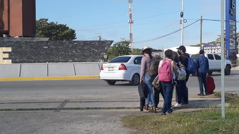 Turistas esperan transporte lejos del aeropuerto en Campeche