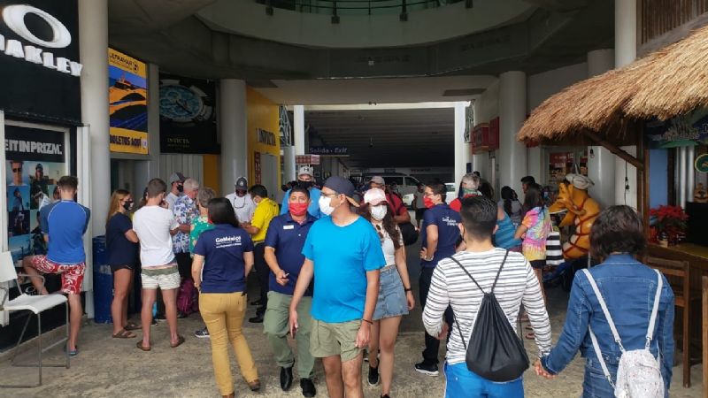 Turistas aprovechan última semana del 2020 para cruzar a Isla Mujeres