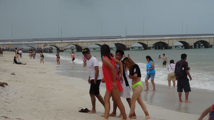 Frente Frío número 18 ahuyenta a bañistas de las playas de Progreso, Yucatán