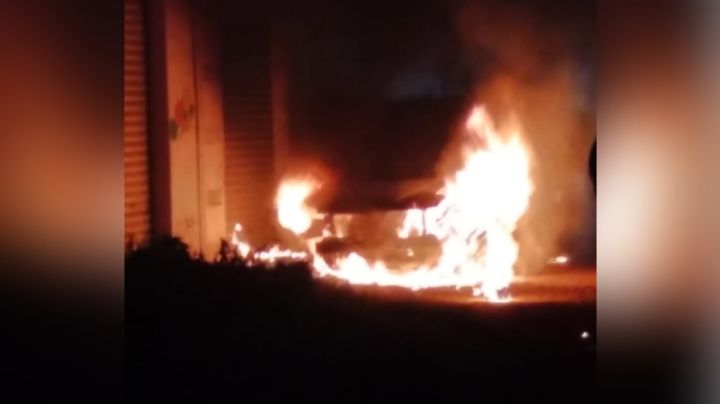 Se incendia vehículo en colonia irregular de Chetumal