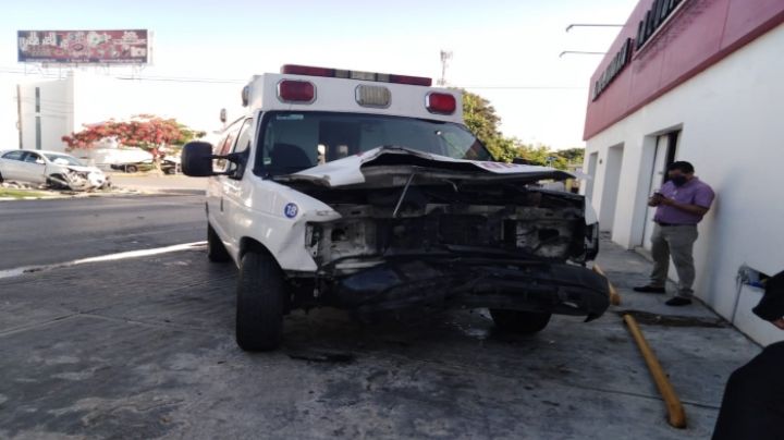 Ambulancia choca contra un vehículo en la Avenida Itzáes de Mérida