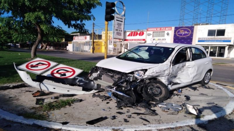 Ambulancia choca contra un vehículo en la Avenida Itzáes de Mérida