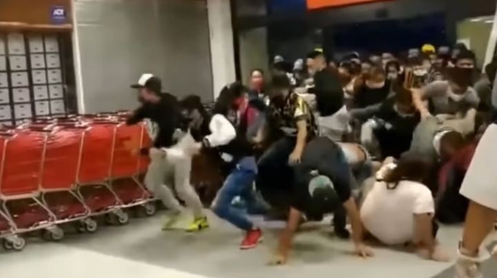 A golpes y empujones ingresan a supermercado por las ofertas: VIDEO