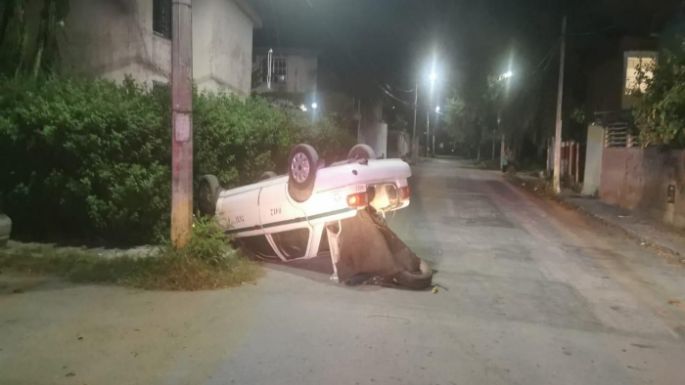 Taxista de Cancún vuelca su unidad y huye