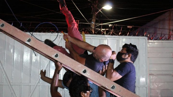 Hombre alcoholizado se incrusta en los fierros de un portón de Ciudad del Carmen