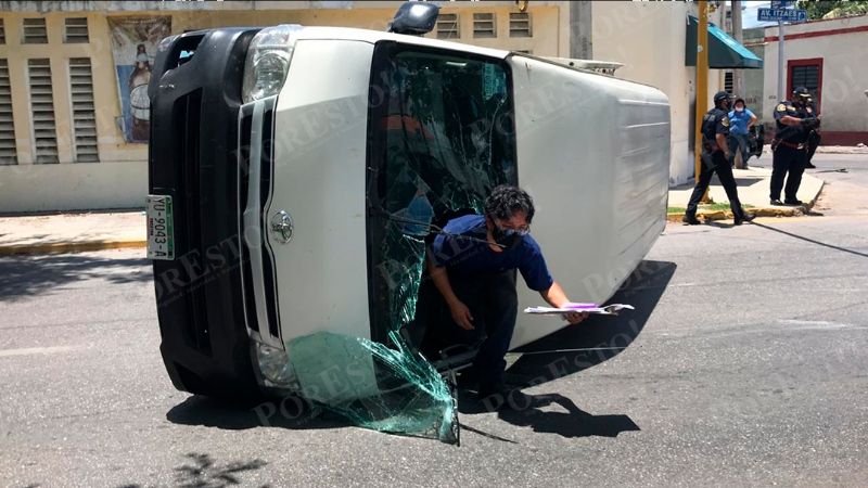 Camioneta vuelca tras impactarse con otro vehículo en Mérida: VIDEO