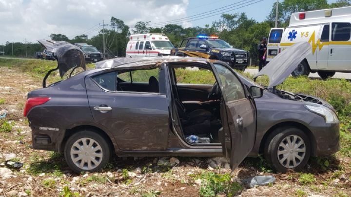 Automóvil vuelca en la carretera Mérida-Tetiz