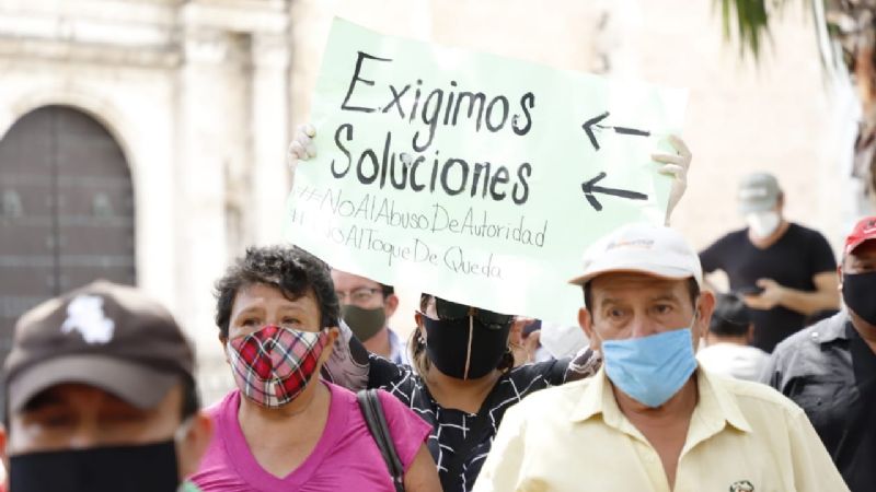 Trabajadores de restaurantes y bares exigen fin de Ley Seca frente a Palacio de Gobierno de Yucatán