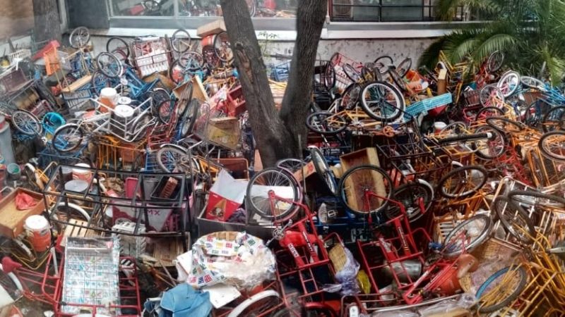 De triciclos arrumbados, la foto que desató la ira de las redes sociales