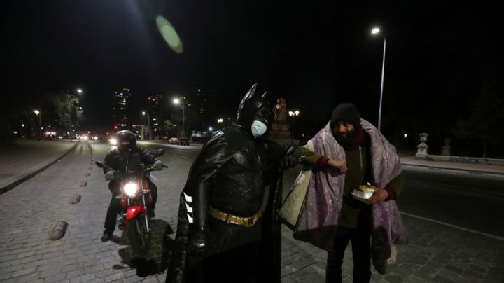 VIDEO: Batman chileno combate el hambre en las calles de Santiago