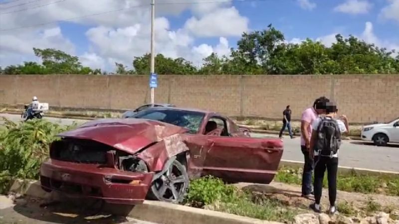 Por jugar carreritas, dos jóvenes protagonizan aparatoso accidente en Cancún