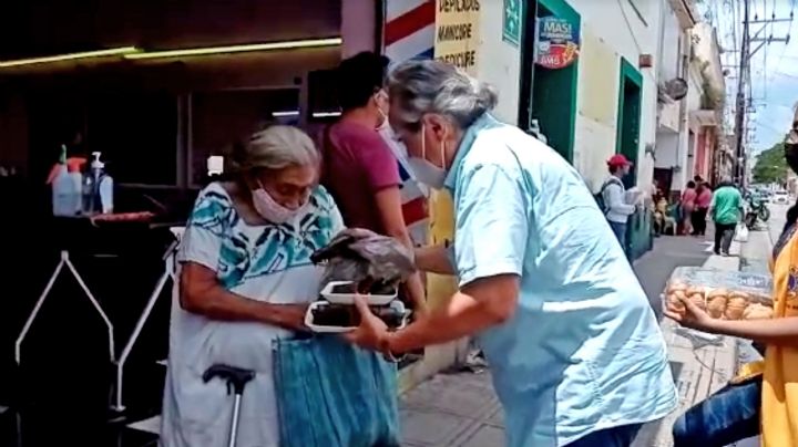 Celebran a abuelitos vulnerables del Centro Histórico de Mérida con comida y despensas