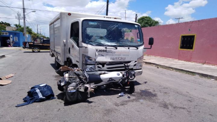 Motociclista evade el alto y choca contra una camioneta en Mérida