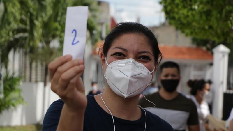 Más de mil enfermeros hacen filas por plazas del IMSS en Cancún